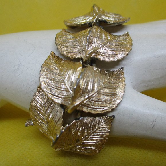 Vintage ART BRACELET HEAVY Signed Art Gold Tone Bracelet Gold Tone Leaves - Picture 6 of 15